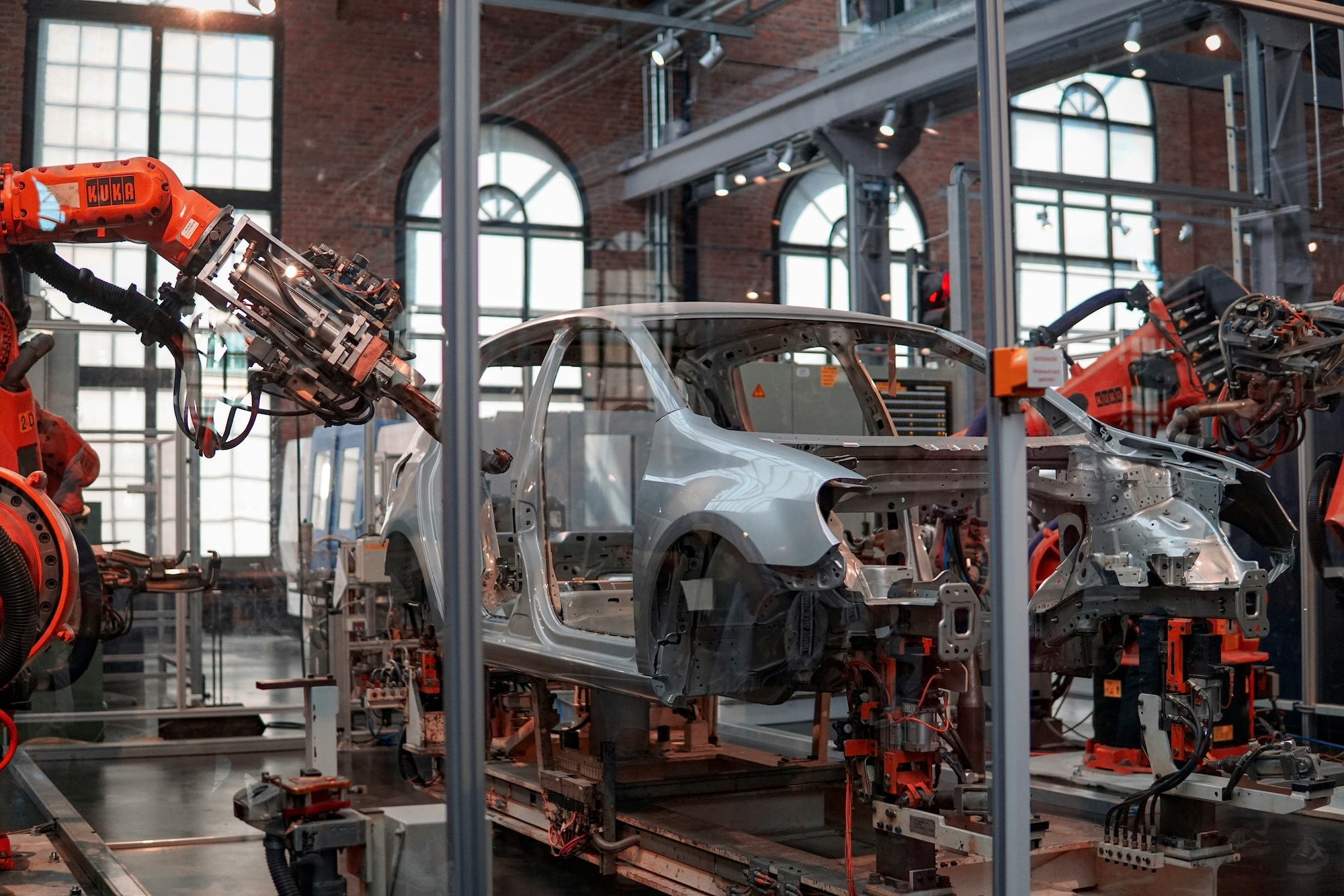 Automobilproduktion mit KUKA-Industrierobotern